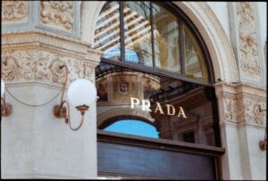 Devanture d'une boutique Prada à Milan, Italie.